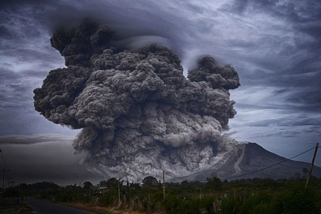الزلزال البركاني ينتج  عند ثوران البراكين وحدوث هزات أرضية عنيفة. 