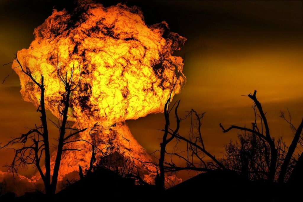 الزلازل الصناعية من الزلازل التي تتسبب بها  التفجيرات العسكرية النووية 